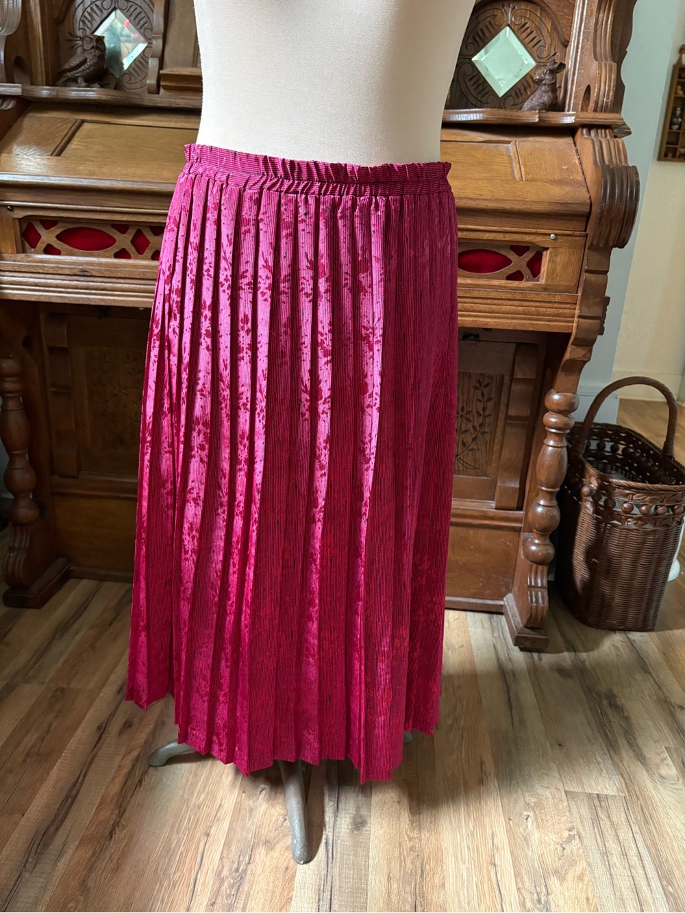 Pleated Vintage Retro 80s Midi Skirt in Pink and Black